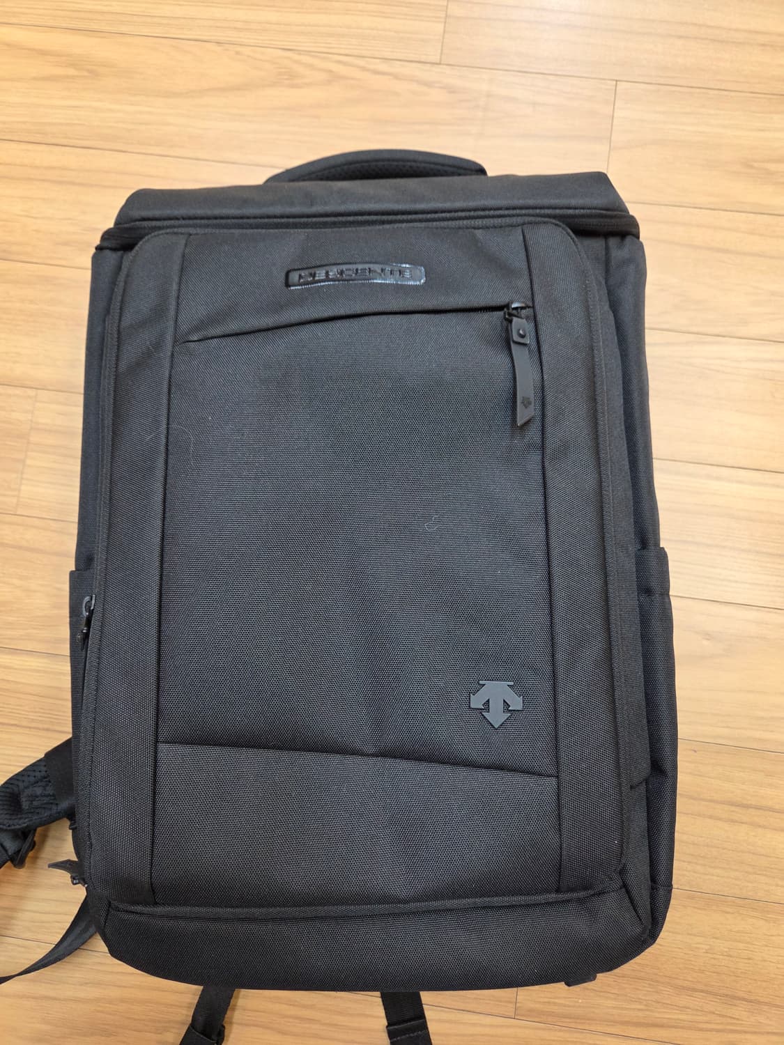 데상트 블랙 백팩 S0123HBP10 모델입니다. 100% 폴리에스터 소 상품이미지1