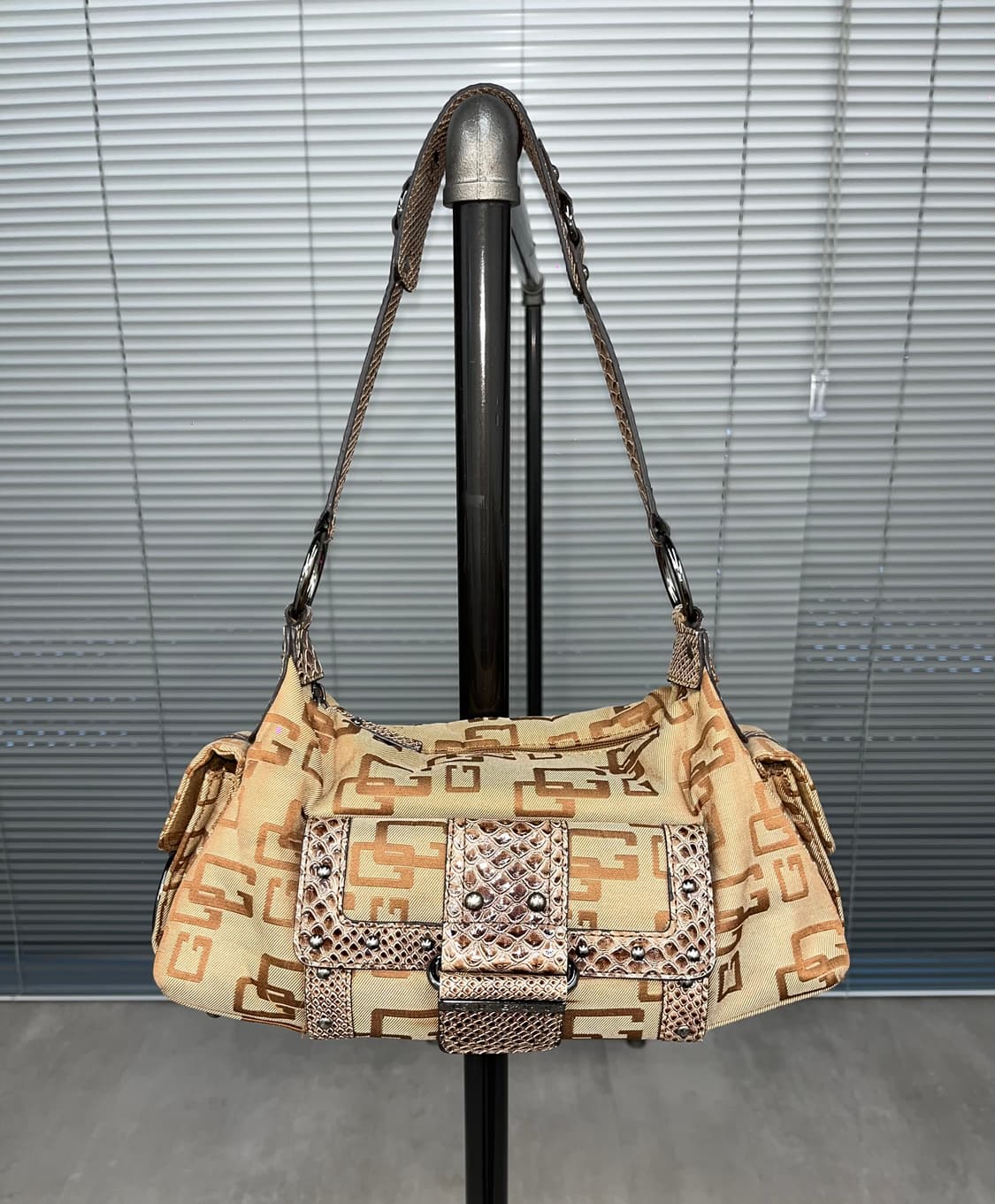 Guess Brown Logo Shoulder Bag 상품이미지1