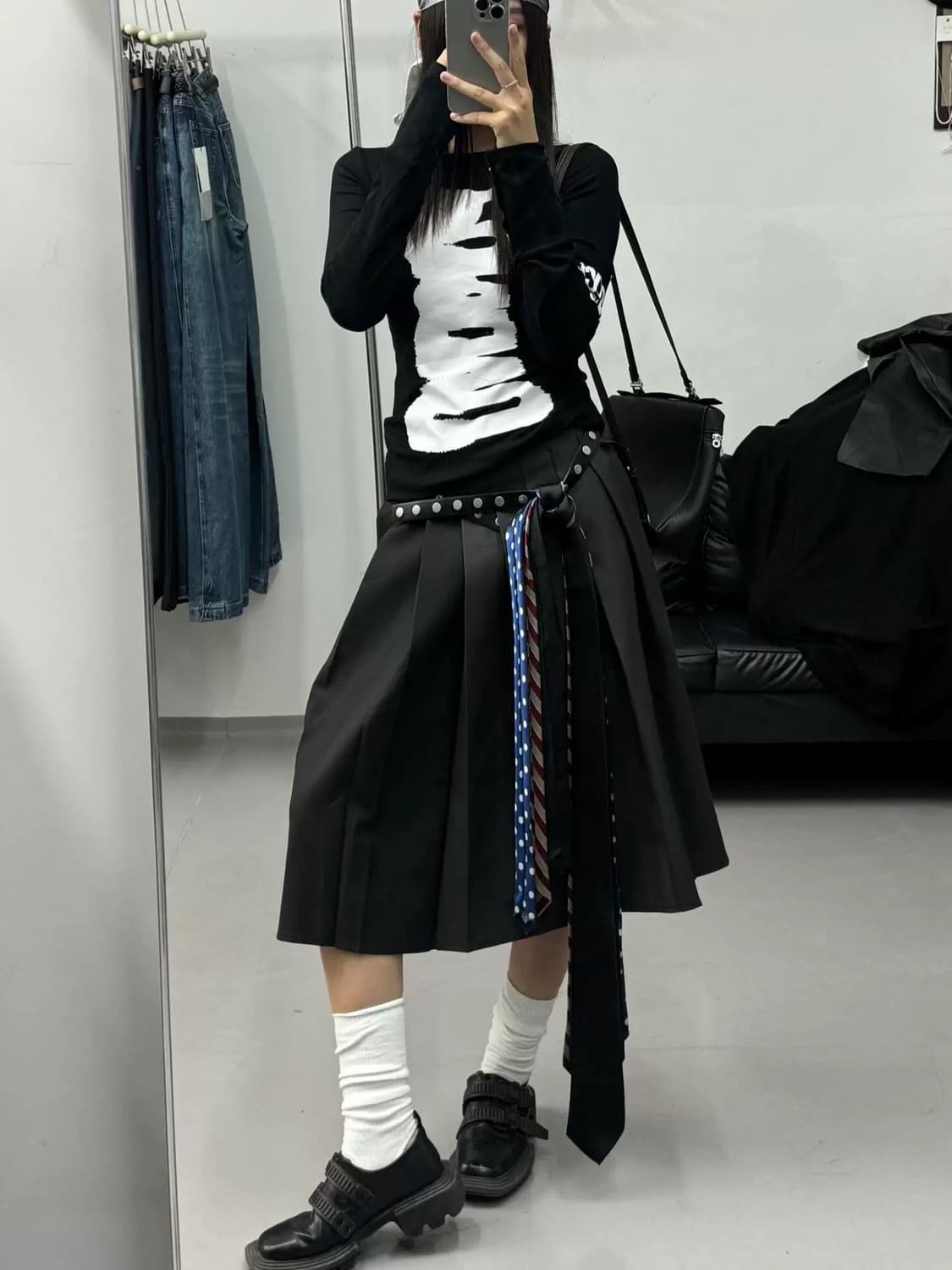 그래피티 슬림핏 오프숄더 긴팔 티셔츠 상품이미지1