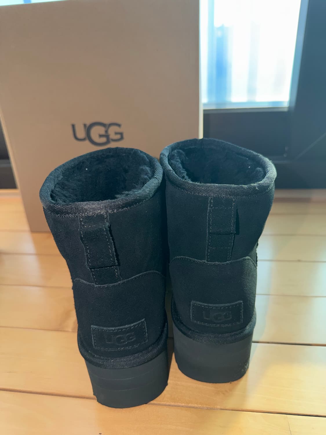 어그 미니 플랫폼 블랙 제니 착용 상품이미지3