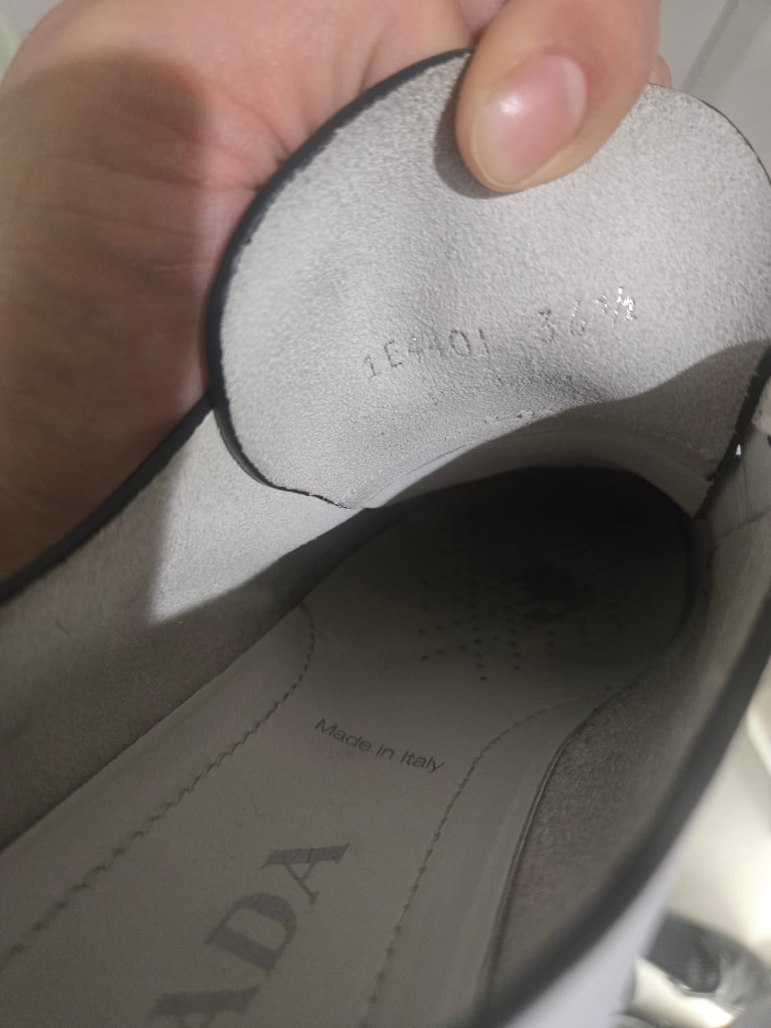 프라다 화이트 레더 스니커즈 1e440L 235-240mm 상품이미지3