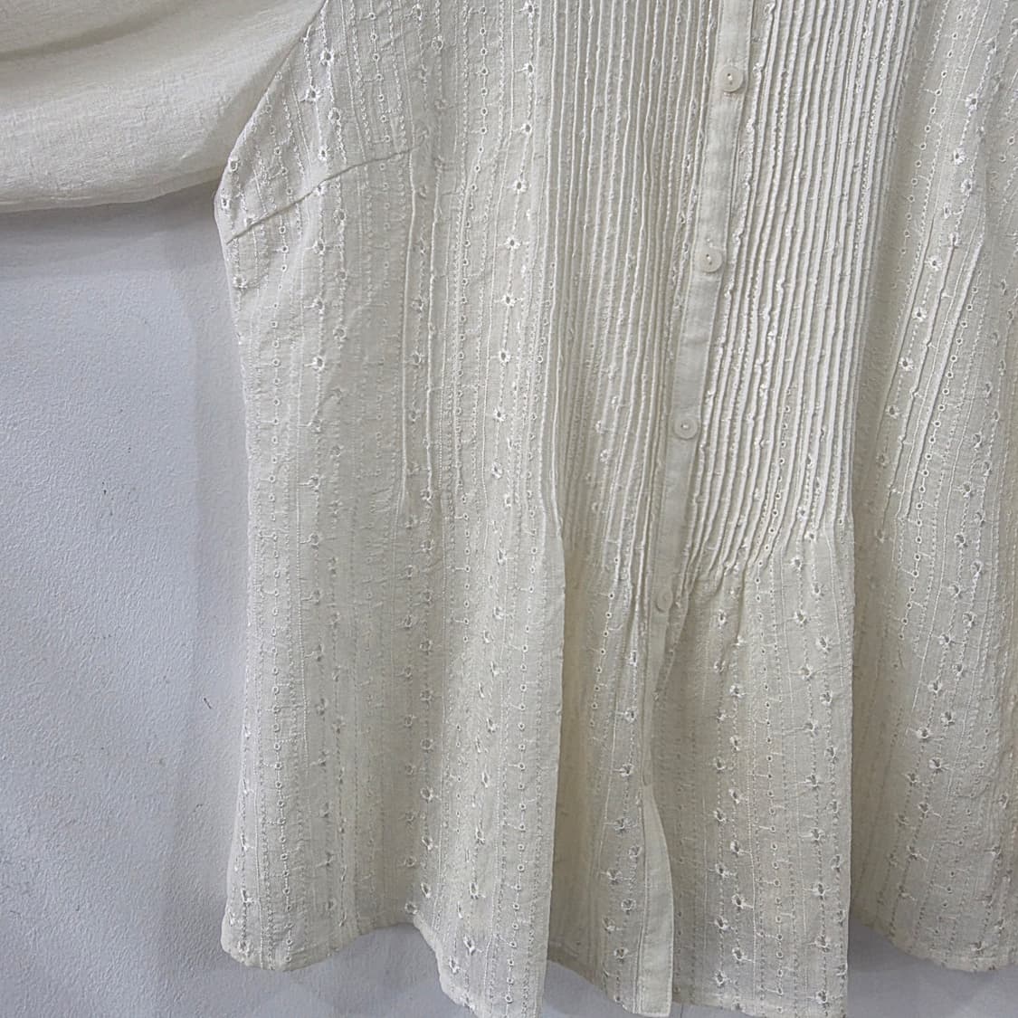 CATTON 아이보리 로맨틱 핀턱 자수 하이넥 블라우스 상품이미지8