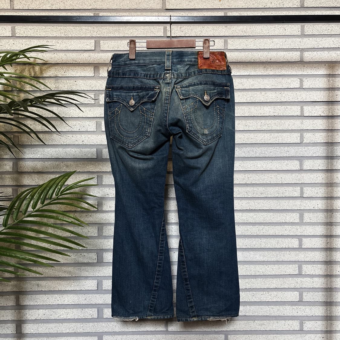 트루릴리전 Y2K 데미지 부츠컷 데님팬츠 플랩포켓 디테일 에이징인디고 상품이미지3