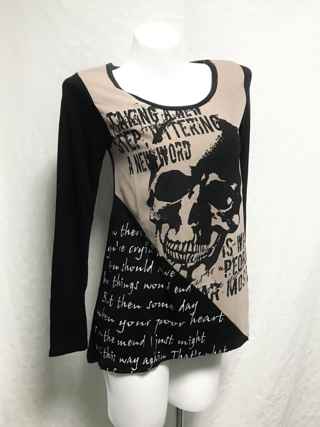빈티지 펑크 해골 레터링 배색 롱슬리브 탑 상품이미지1