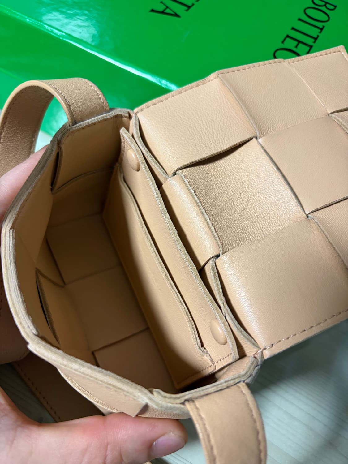 보테가 베네타 미니 레더 카세트백 패러킷 상품이미지3