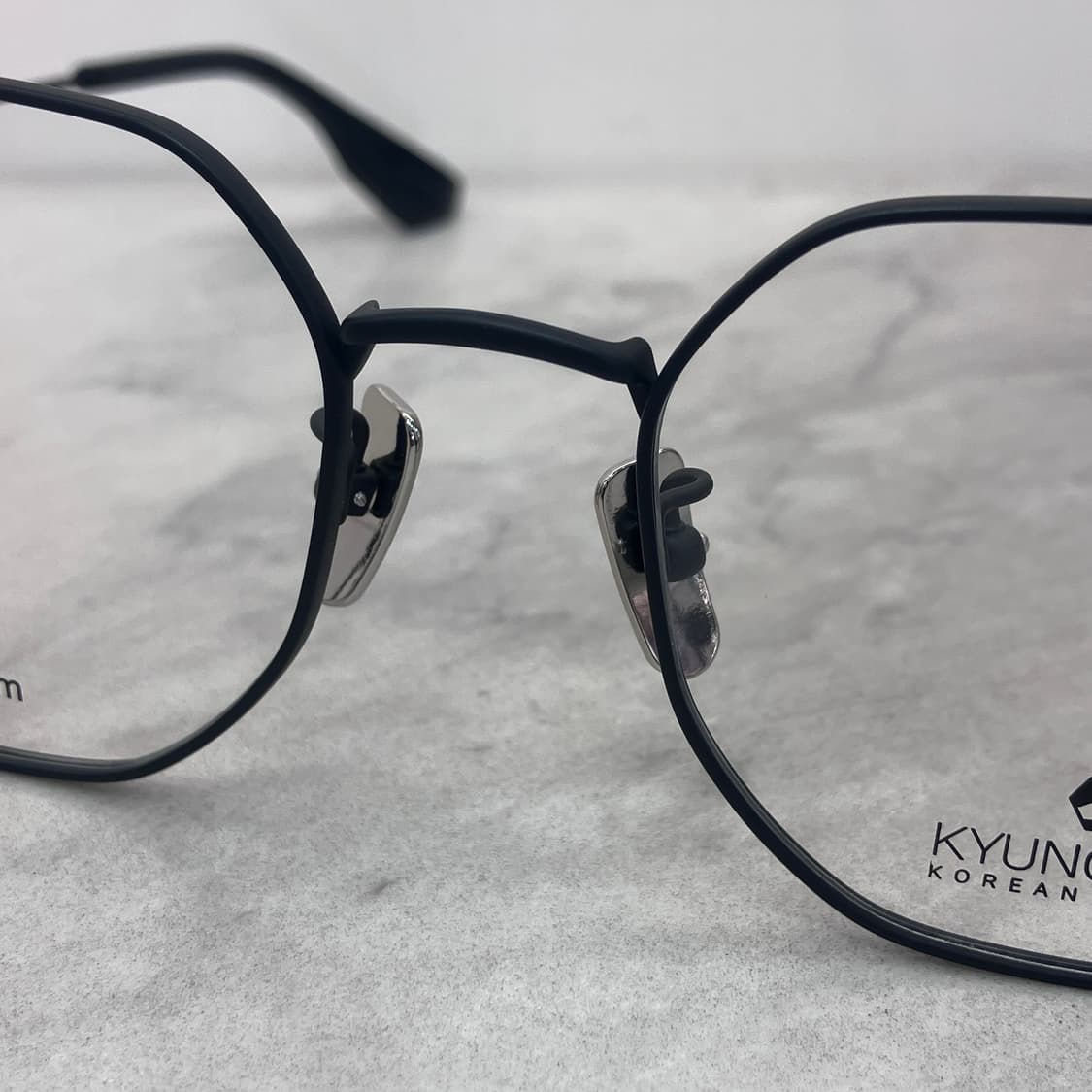 D04 경성 京城 1981 무광 블랙 다각 스퀘어 메탈테 안경 상품이미지5