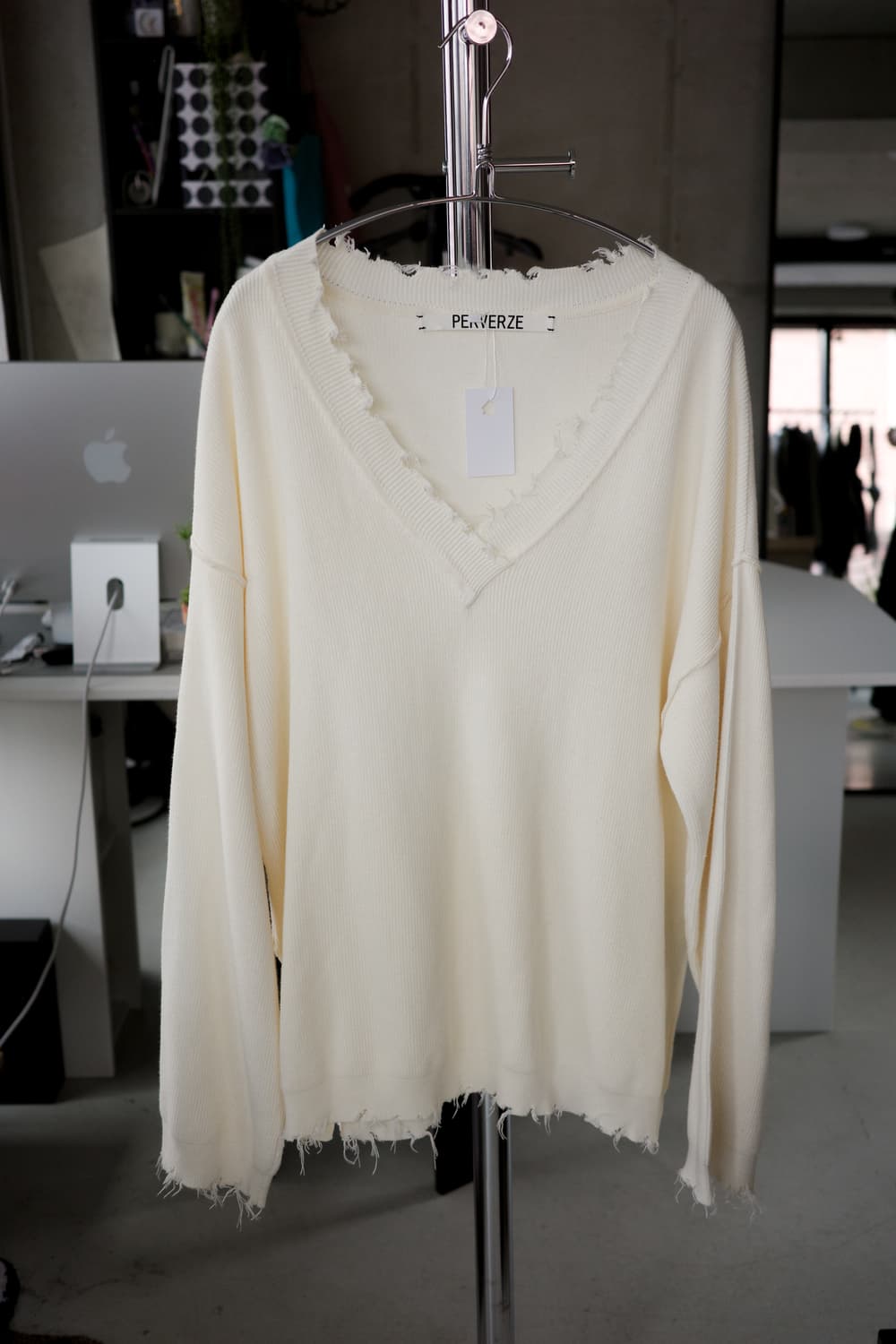 Perverze 퍼버즈  브이넥 데미지 니트 상품이미지1