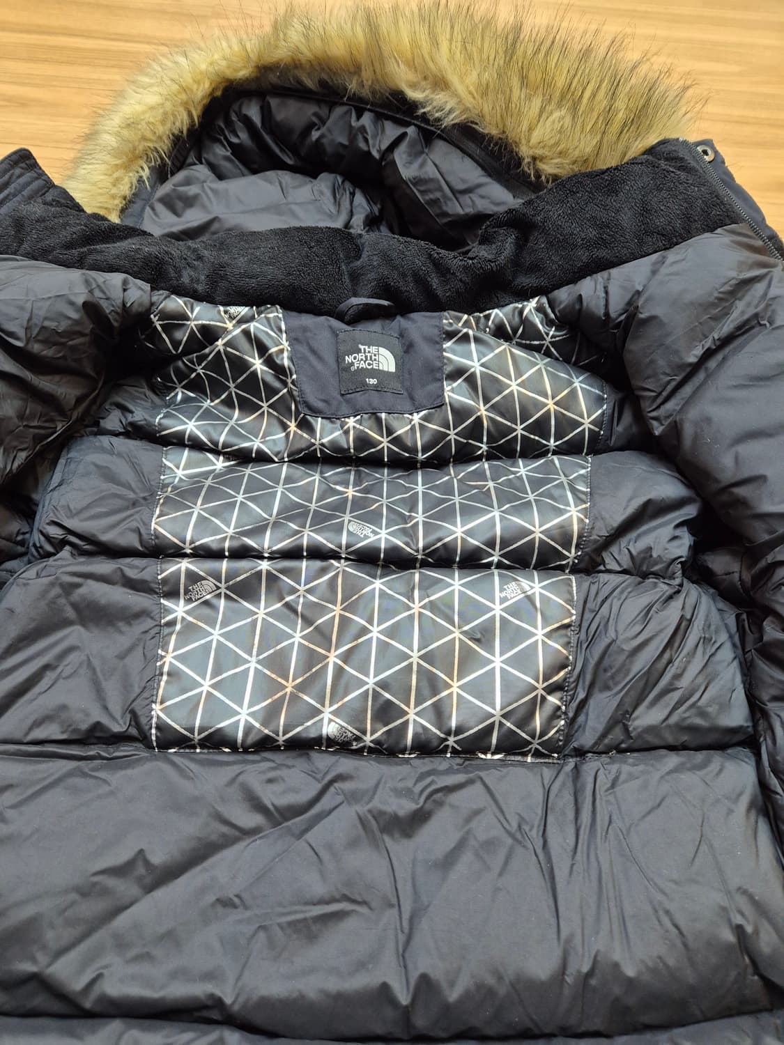 노스페이스 키즈 오리털 패딩 130사이즈 블랙 색상입니다. 가슴둘레는 상 상품이미지5