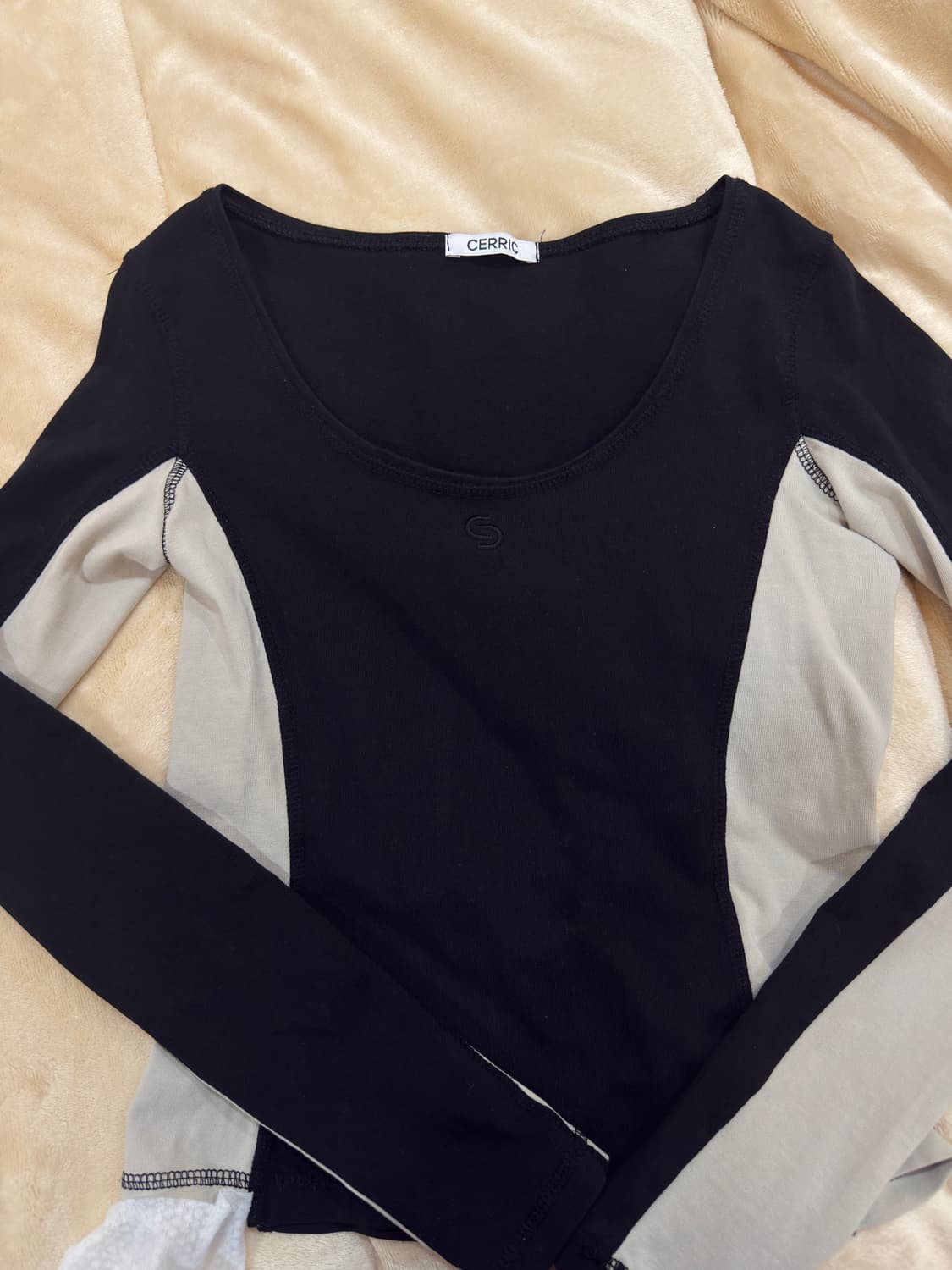 세릭 컨투어 로고 탑 롱슬리브 블랙 상품이미지3