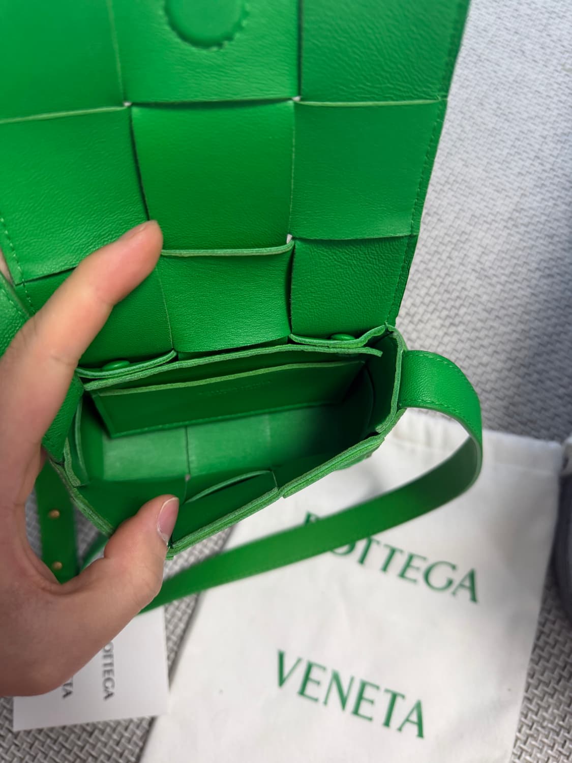 25ss/크림] 보테가베네타 미니 카세트백 그린 상품이미지4