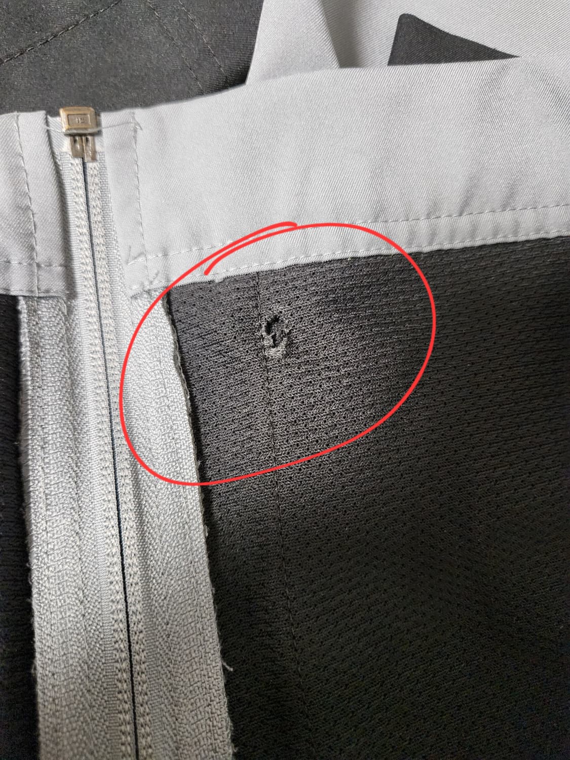 나이키 드라이핏 바람막이 집업 자켓 사이즈110 xxl

왼쪽 주머니 안 상품이미지8