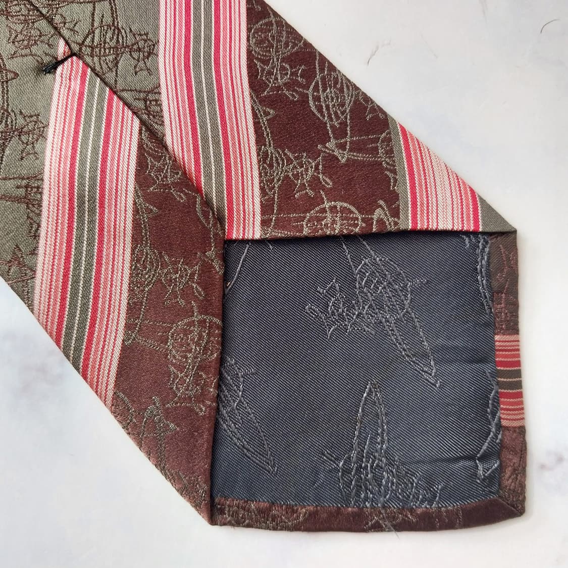 비비안웨스트우드 실크 자카드 로고 넥타이 8.9cm A+등급 K1863
 상품이미지8