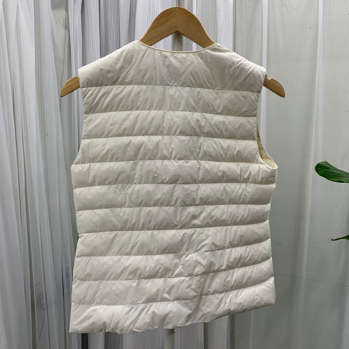 유니클로 울트라 라이트다운 여성 경량패딩조끼 1816 상품이미지2