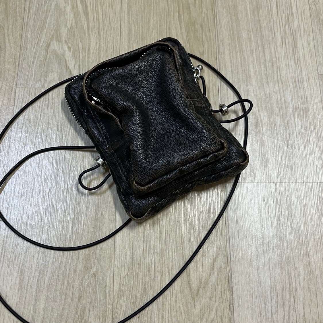 기준 레더 미니백 다크브라운 상품이미지4