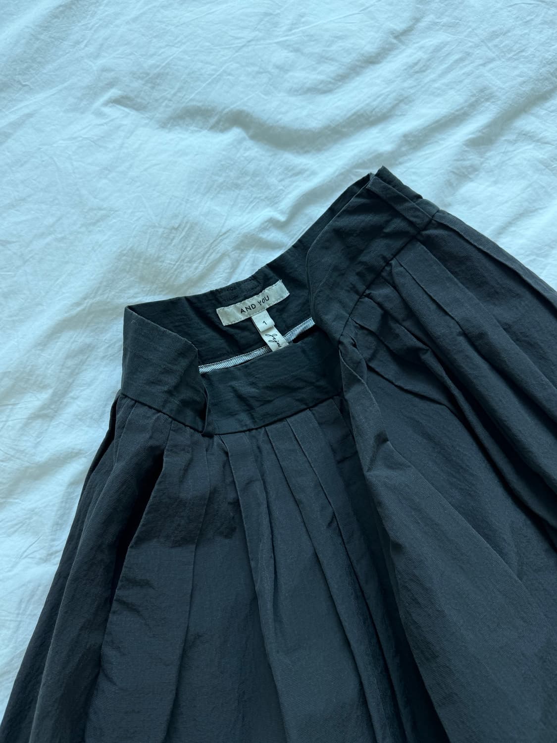 앤유 시그니처 블랙 플레어 롱 스커트 상품이미지7