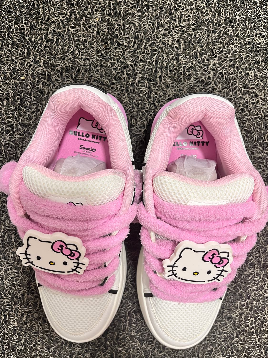버쉬카 헬로키티 50주년 콜라보 스니커즈 운동화 240 37 사이즈 상품이미지2