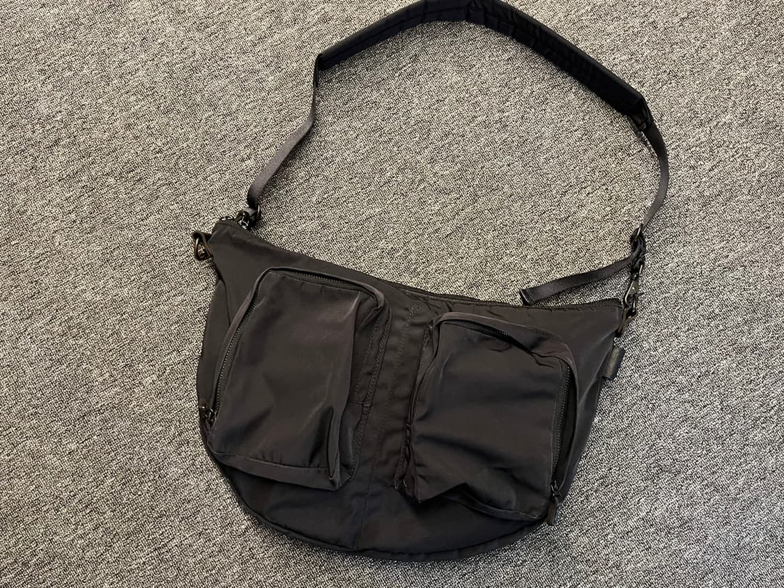 아미아칼바 개버딘 바디백 블랙  상품이미지1