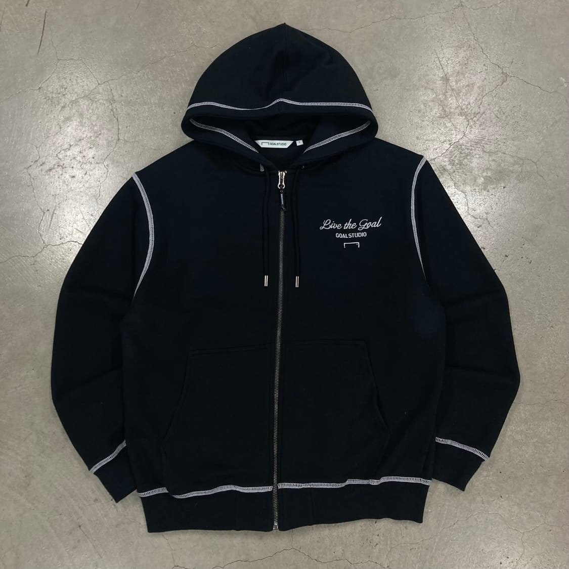 골스튜디오 블랙 컬러 빅로고 후드 집업 상품이미지2