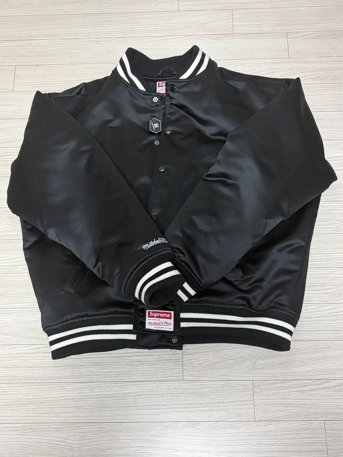 슈프림 미첼 & 네스 사틴 바시티 자켓 블랙 - 24FW 상품이미지2