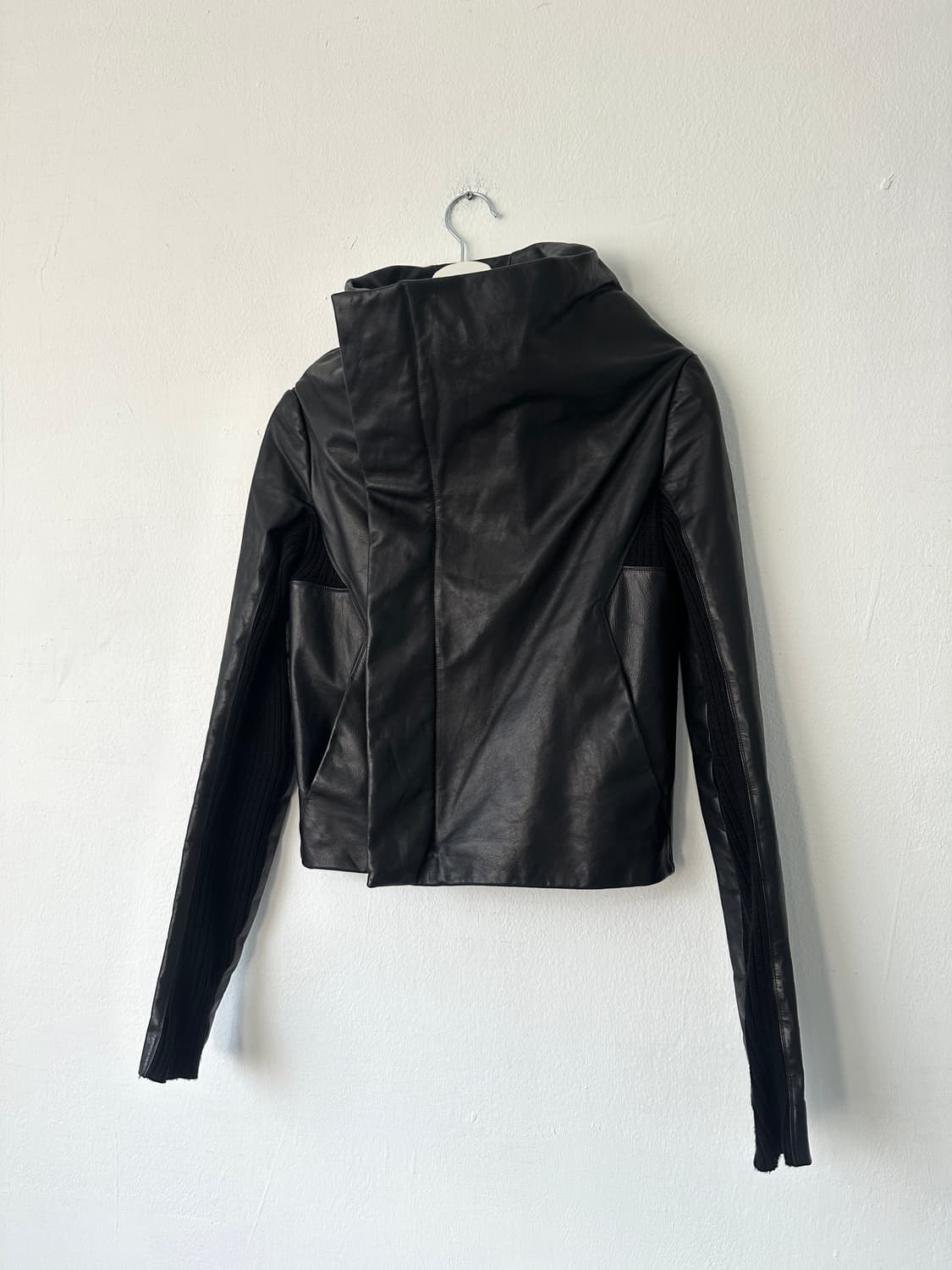 릭오웬스 2010FW 런웨이 스퀘어 하이넥 레더 자켓 상품이미지3