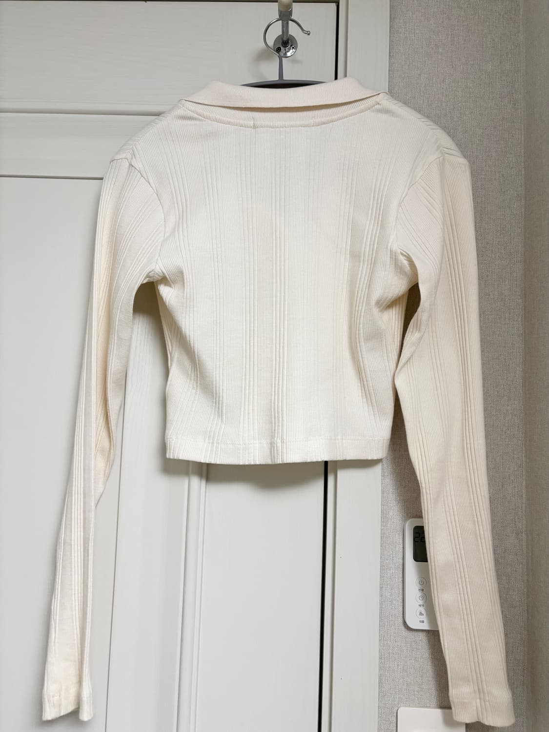 캘빈클라인 폴로 카라 뱃지 로고 크롭 긴팔 티셔츠 상품이미지3