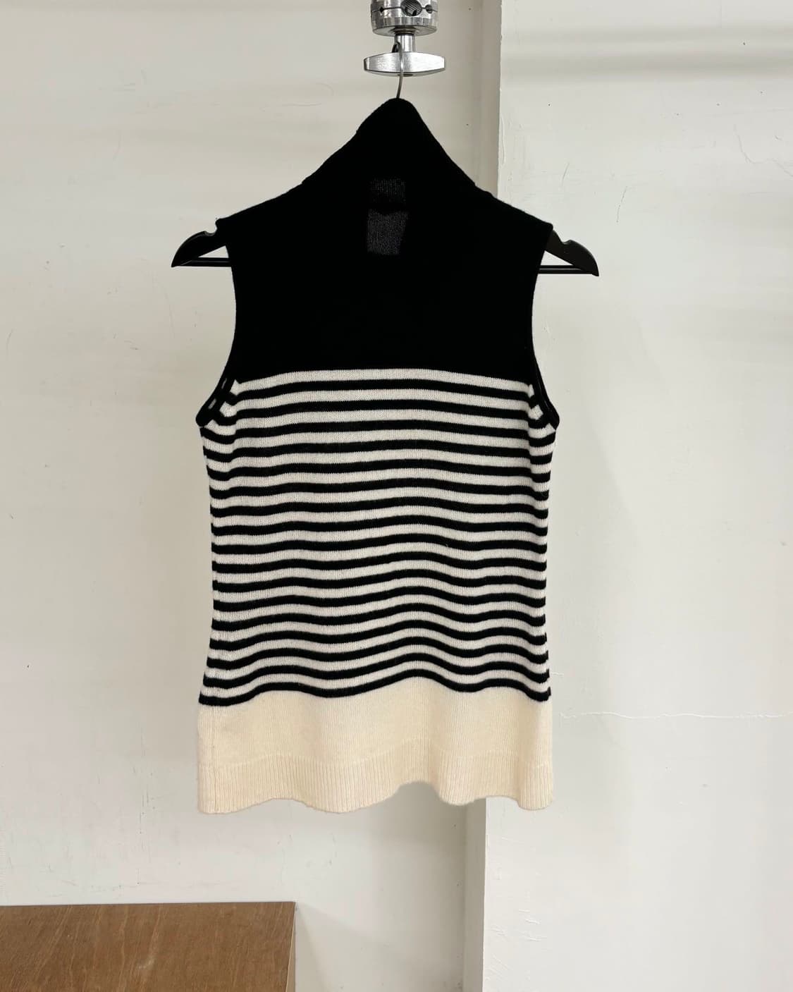 에르마노 설비노 블랙 스트라이프 케시미어 슬리브리스 상품이미지6