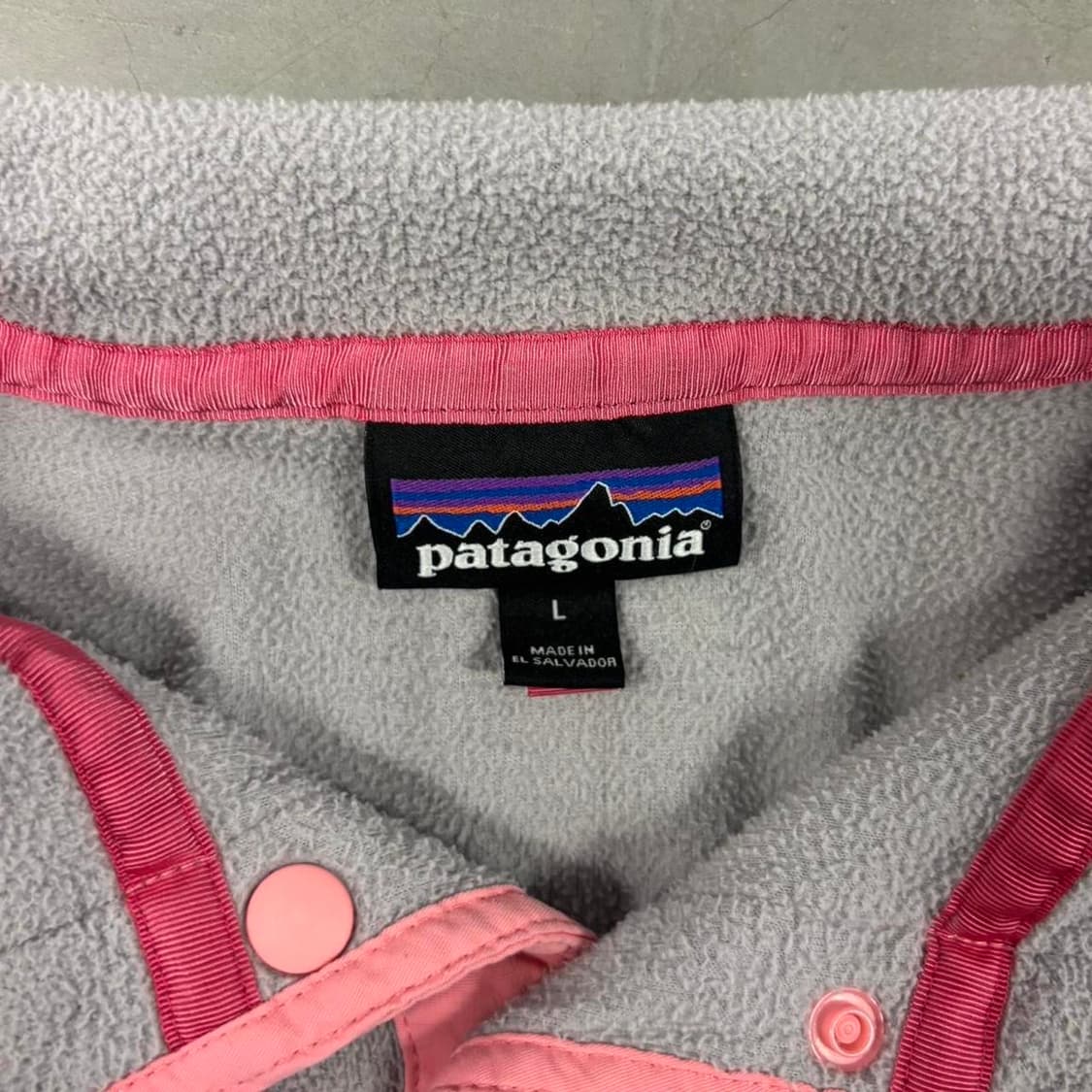 파타고니아 신칠라 스냅-T 그레이/핑크 상품이미지3