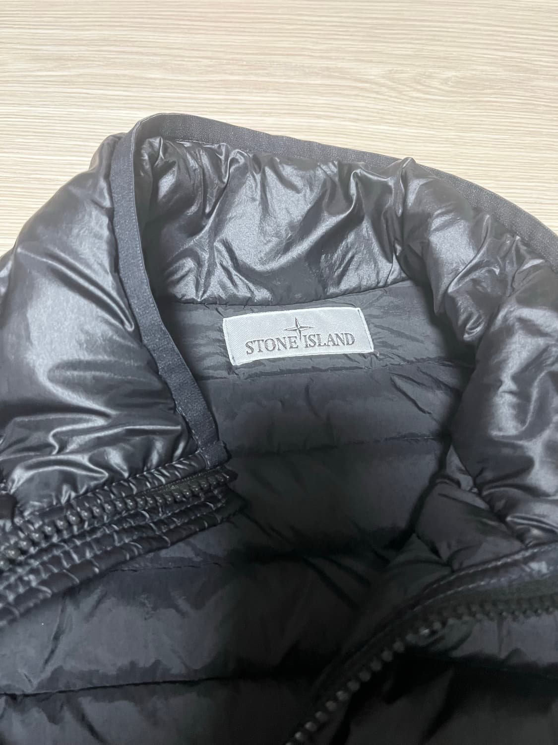 스톤아일랜드 룸우븐 경량패딩 논후드 23SS 상품이미지4