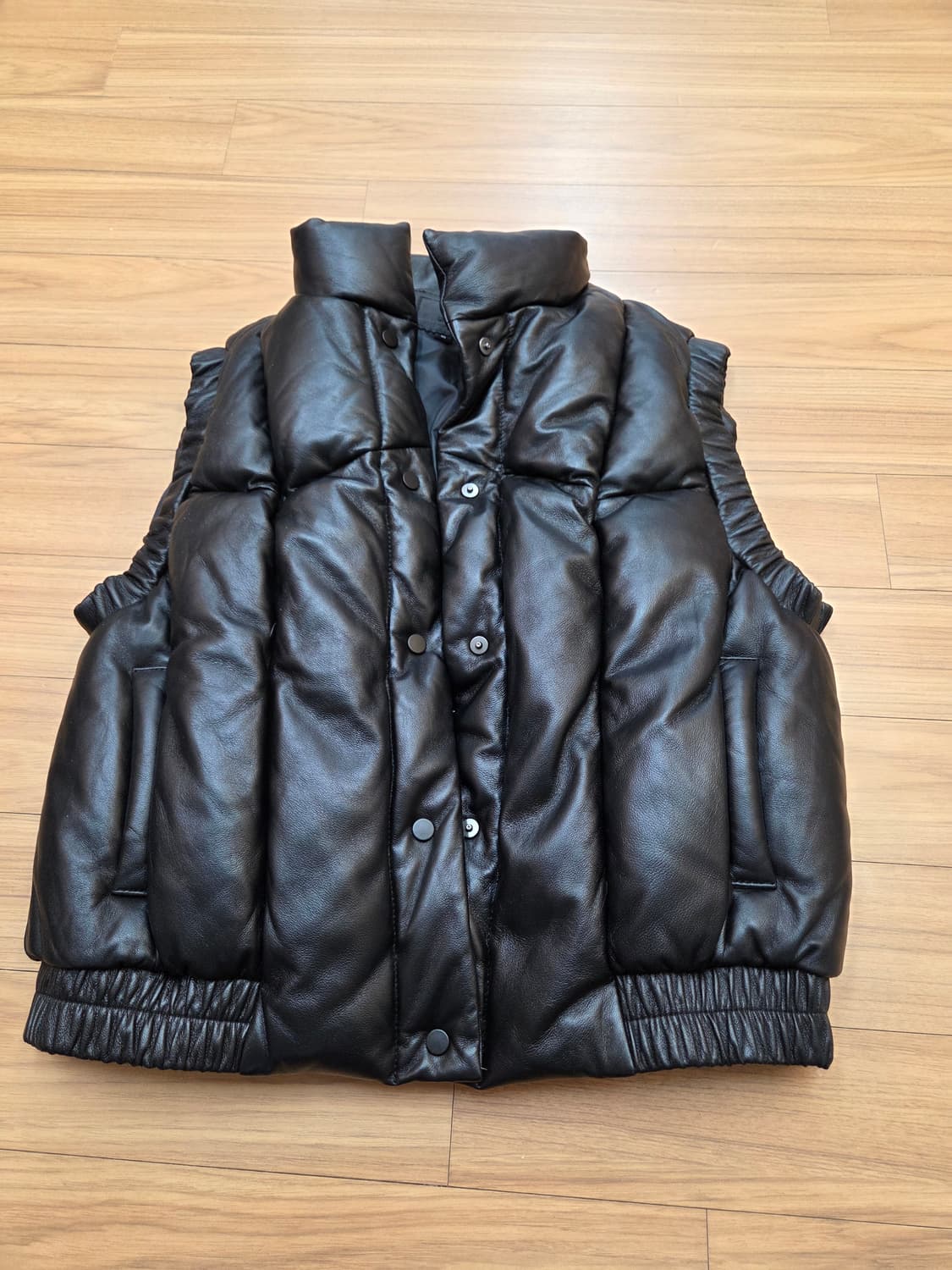 ROBO 브랜드의 검정색 레더 패딩 조끼입니다. 겉은 가죽, 안감은 패딩 상품이미지1