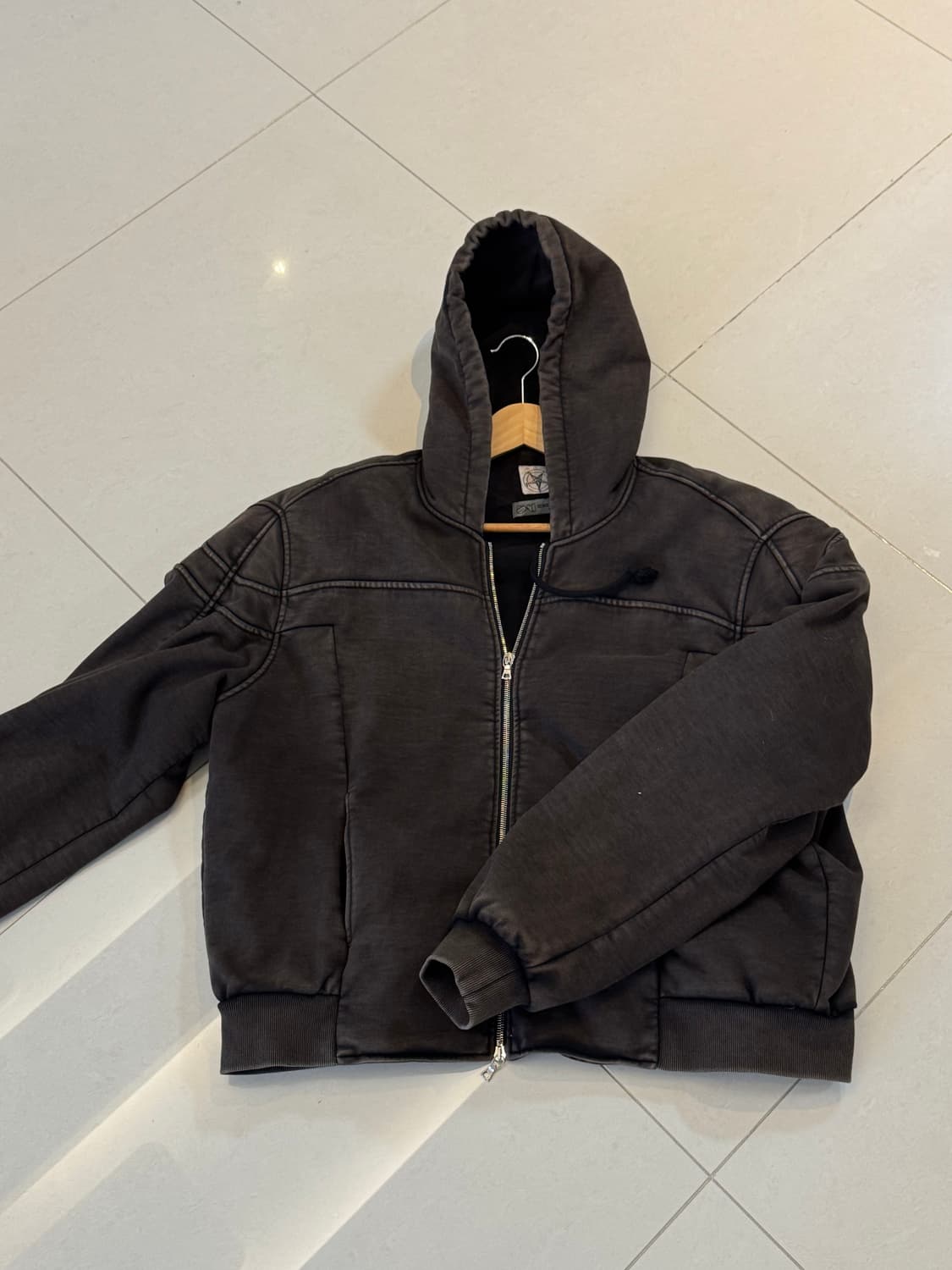 에모스탠스클럽 숄더 후드집업 상품이미지1