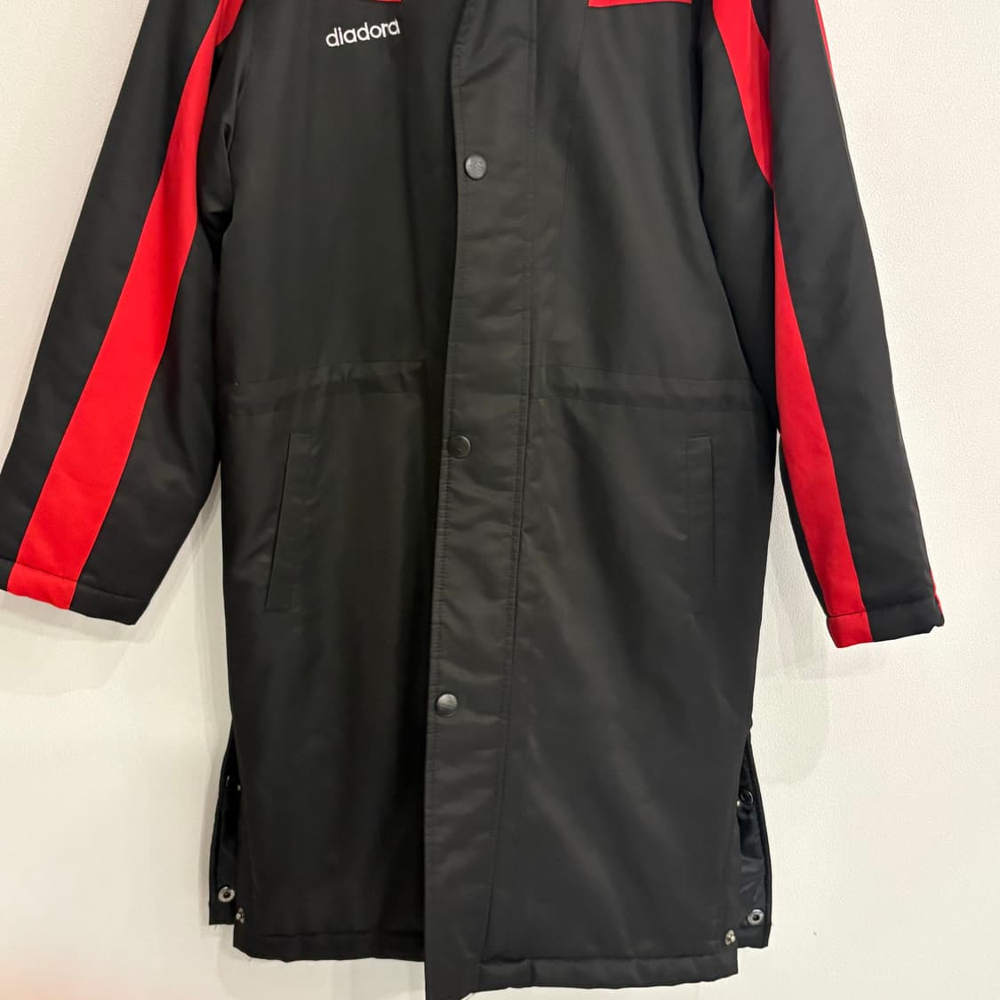 디아도라 블랙/레드 벤치 코트 90~95 상품이미지2
