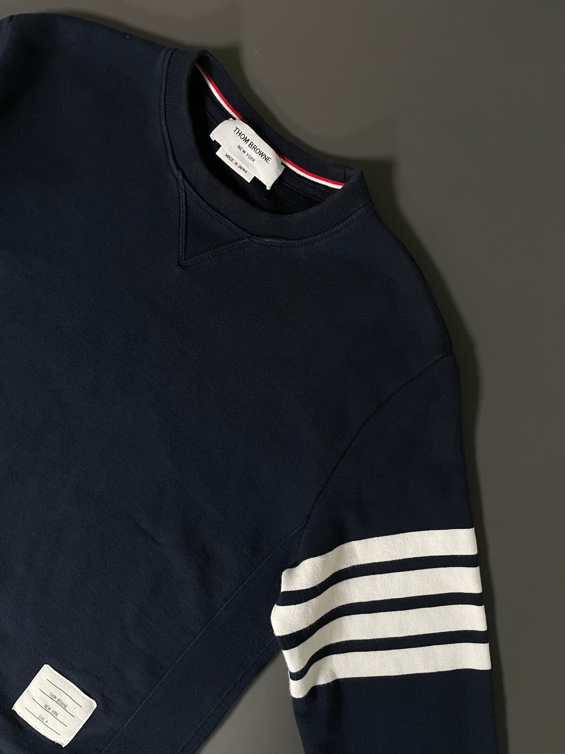 [4] 톰브라운 사선 완장 맨투맨 스웻셔츠 상품이미지3