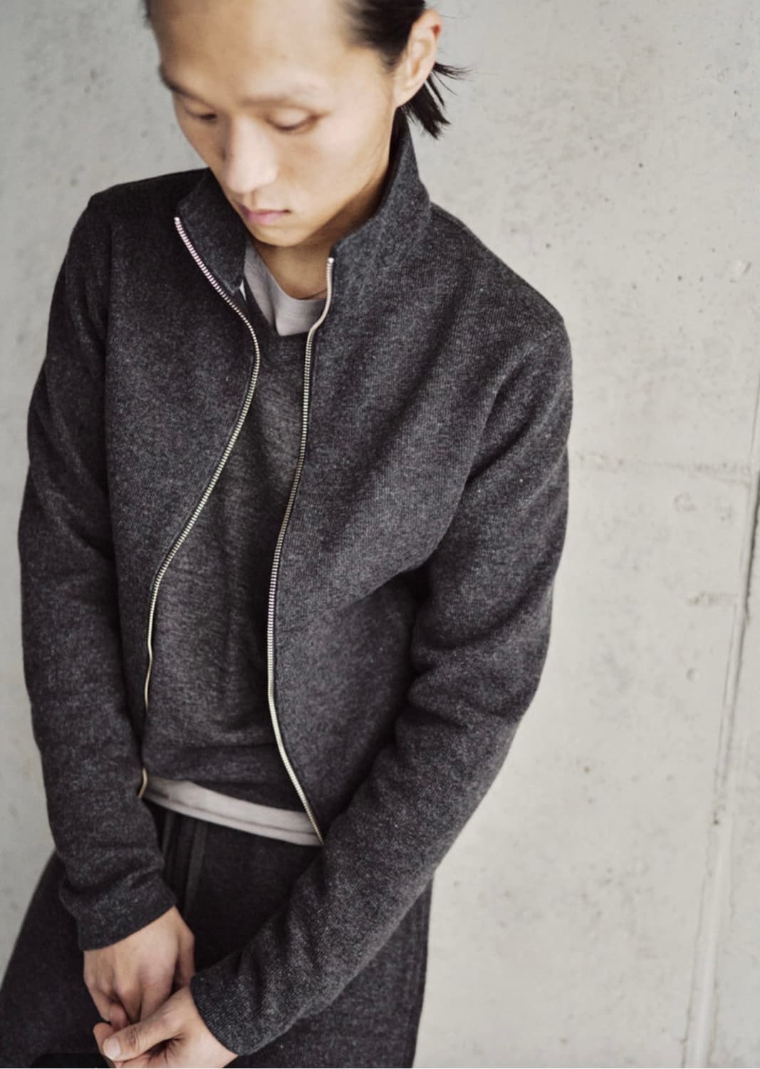 모노프리베 textured high neck zip charcoal 3 상품이미지1