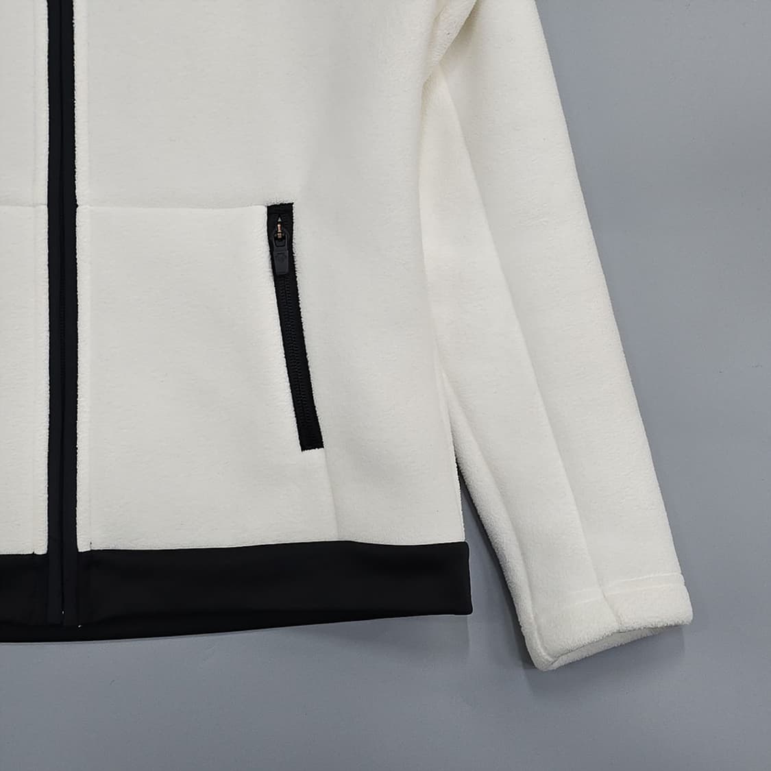 데상트(descente) 여성용 화이트 플리스 자켓 85 상품이미지3