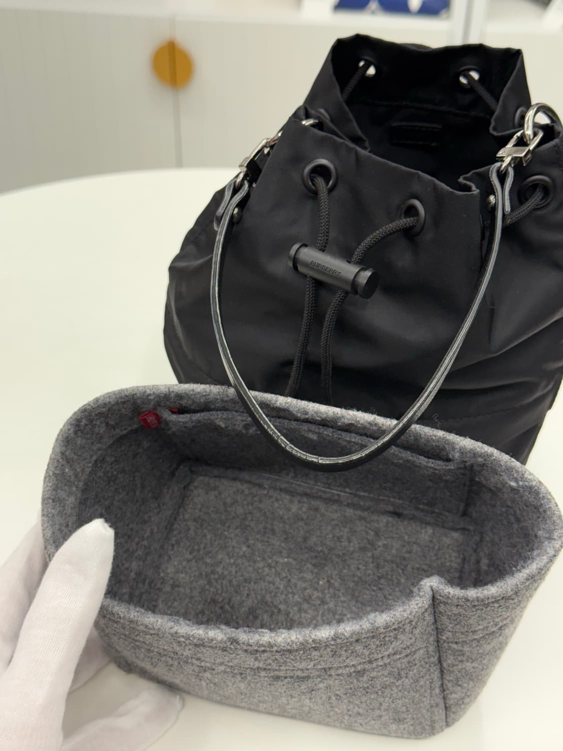 [OS] 버버리 포이베 나일론 버킷백 상품이미지9