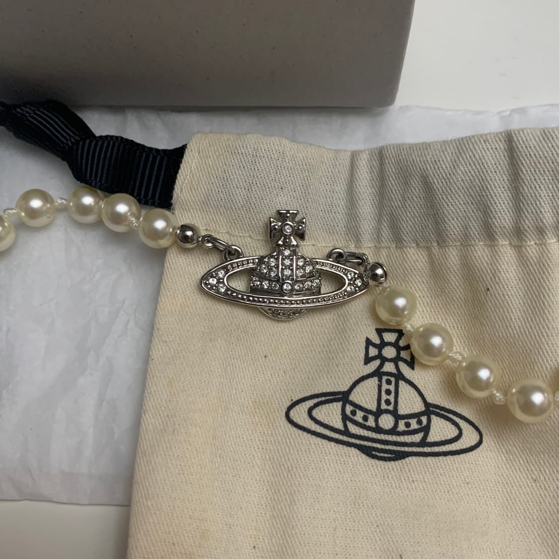 비비안웨스트우드 진주 목걸이 (미니 바스 릴리프 초커 실버) 상품이미지2