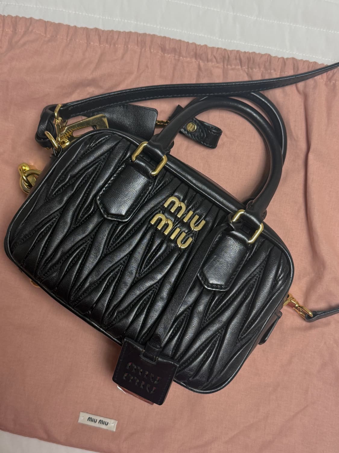 미우미우 마테라쎼 탑 핸들백 상품이미지1