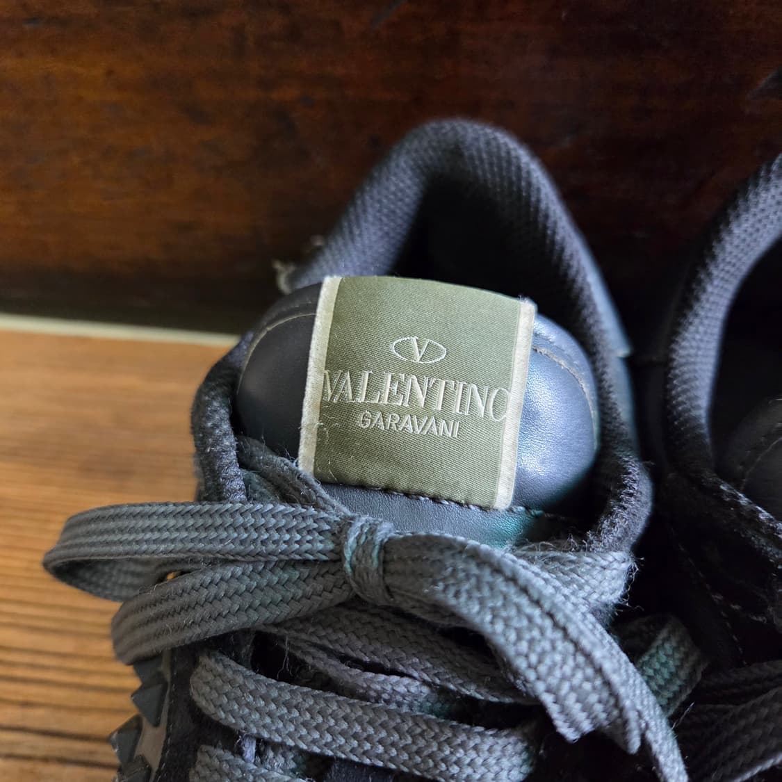 발렌티노 가라바니 락러너 로우탑 블랙 스니커즈 상품이미지6
