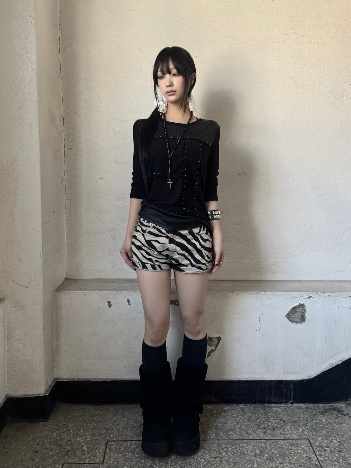 Black stud long sleeve 상품이미지2