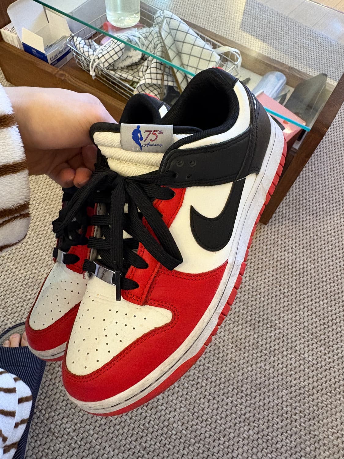 나이키 덩크 로우 레트로 EMB 블랙 앤 칠리 레드 상품이미지1