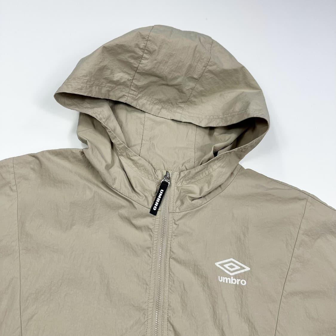 엄브로 다이아 로고 베이지 아노락 바람막이 웜업 (실측 XL) 상품이미지3