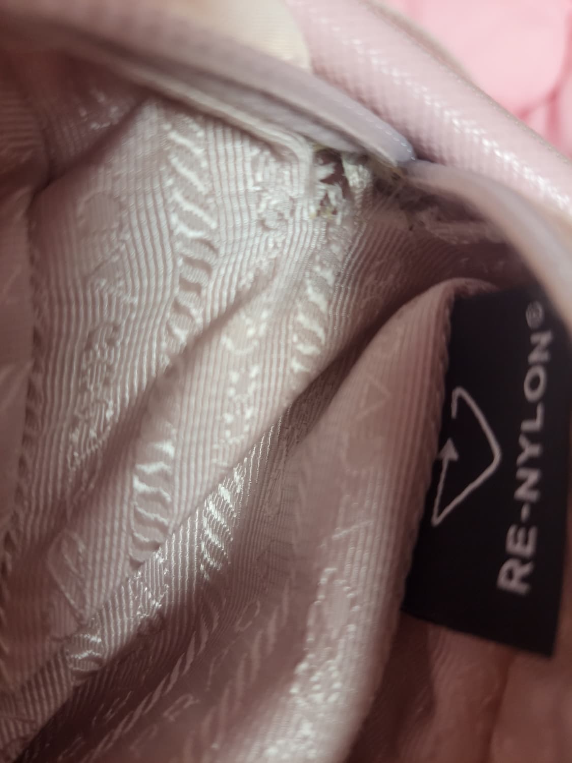 정품)급처상태양호!프라다 핑크 삼각로고 리나일론 렉탱글 크로스숄더백 가방 상품이미지10