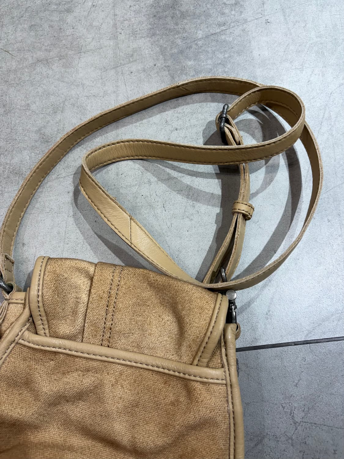 디젤 버클 디테일 크로스백 가방 상품이미지7