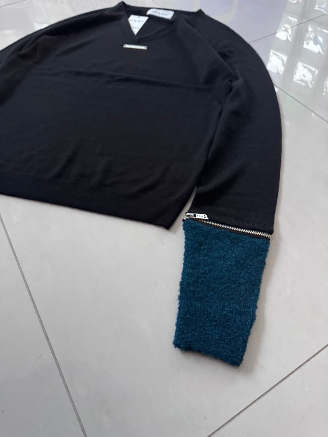 GLOVE V-NECK KNIT V넥 니트 상품이미지1