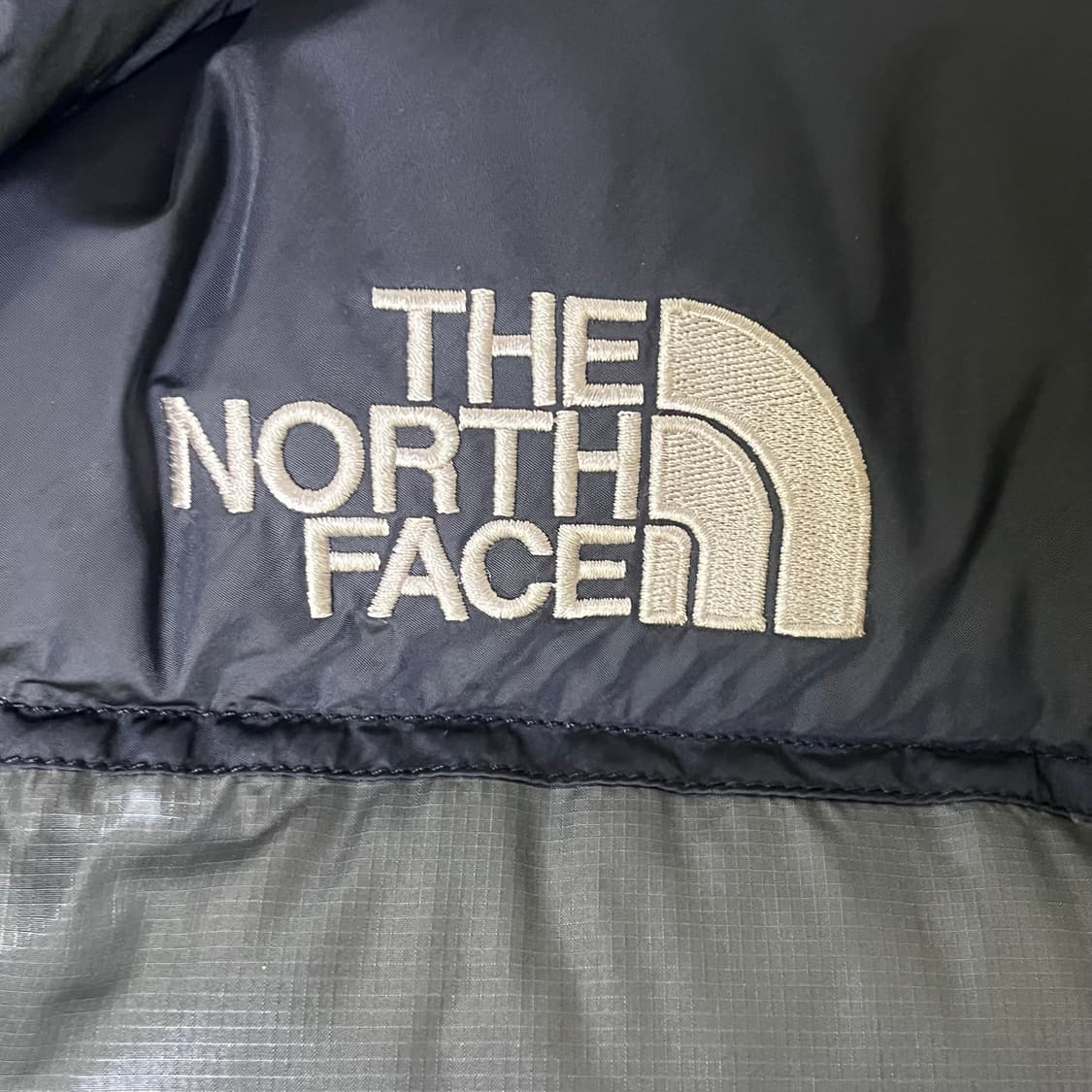The north face 노스페이스 700눕시 패딩 중앙로고 m 차콜 상품이미지3