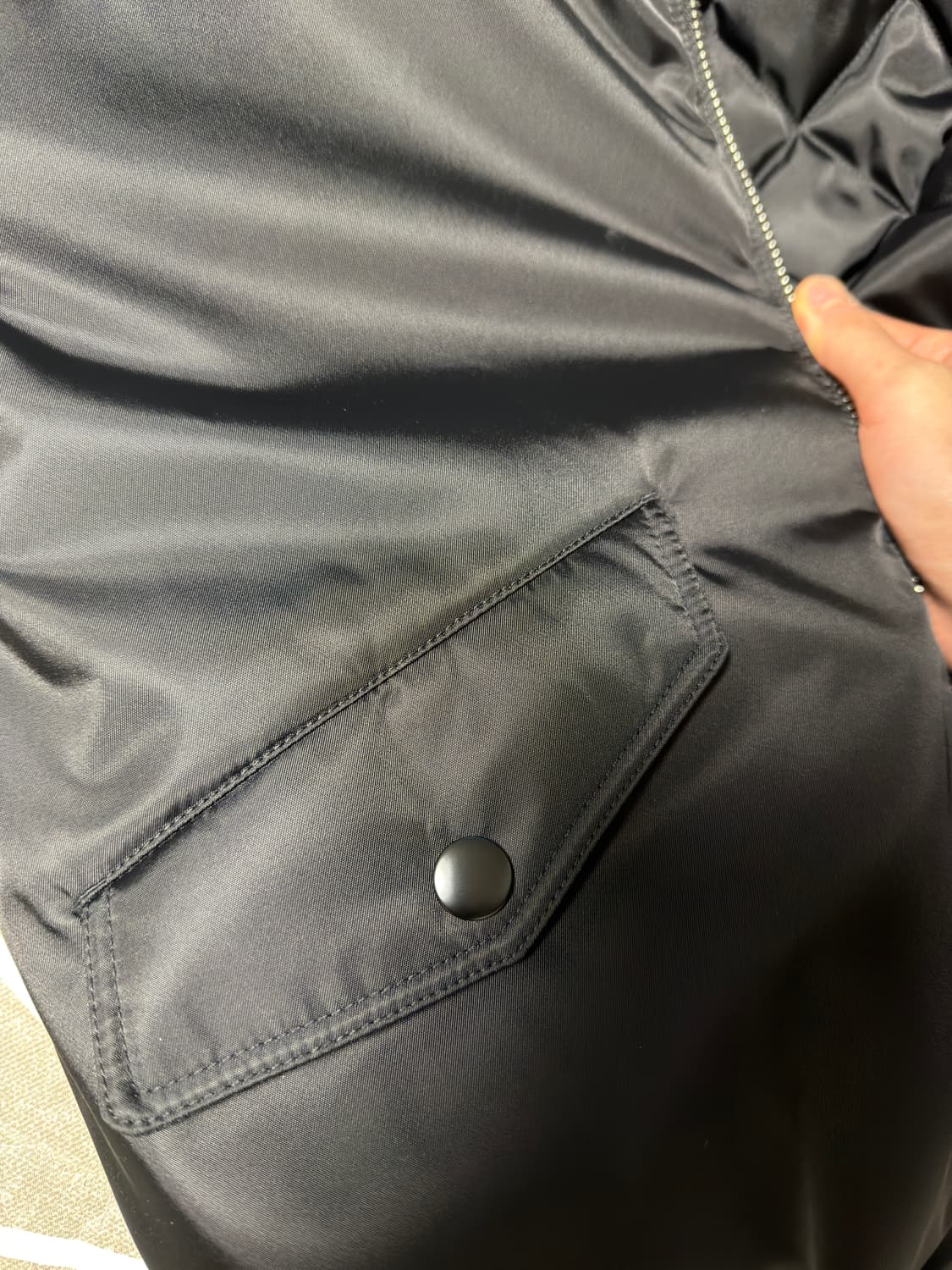 프라다 25FW 리나일론 봄버 정품 M사이즈 상품이미지3