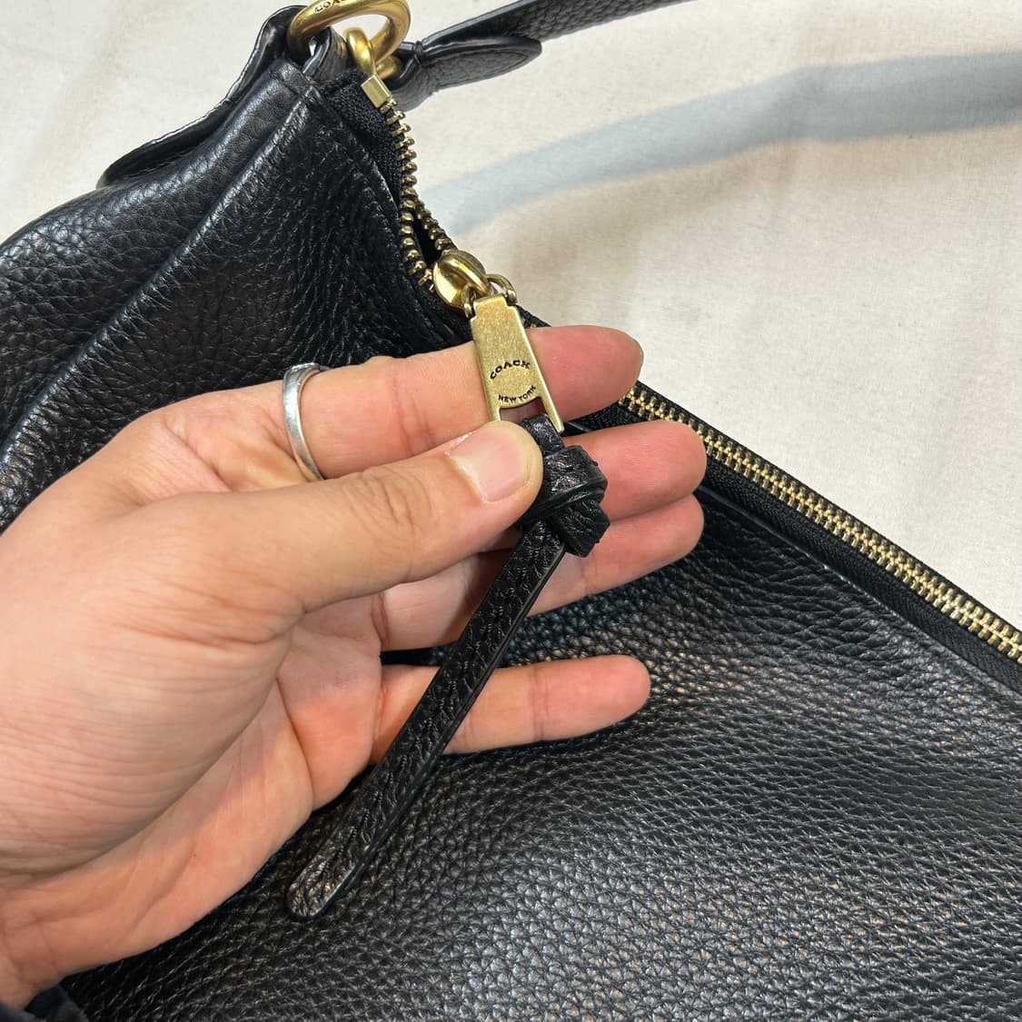 코치 COACH 블랙 페블 레더 숄더백 호보백 가방 상품이미지5