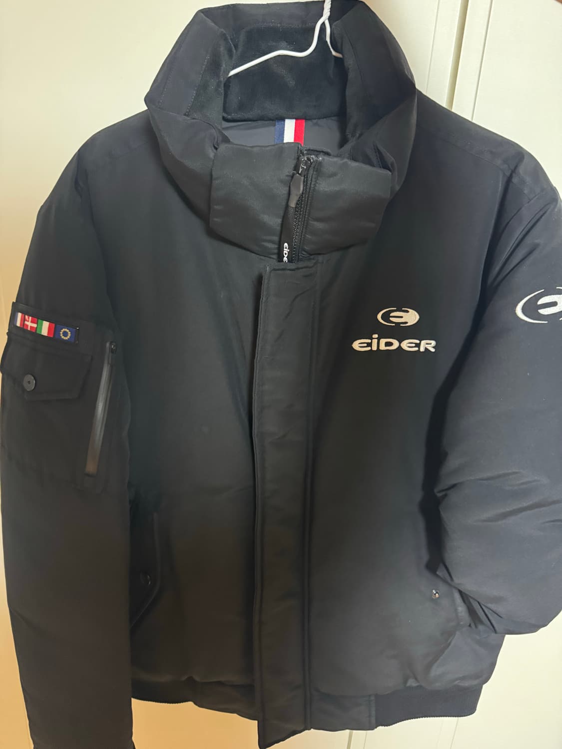 아이더 검정색패딩이고 갈색퍼 모자 따로 있습니다  상품이미지1