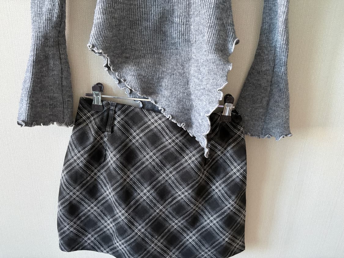 그레이 숄더 코사지 니트, 체크치마 일괄 상품이미지2