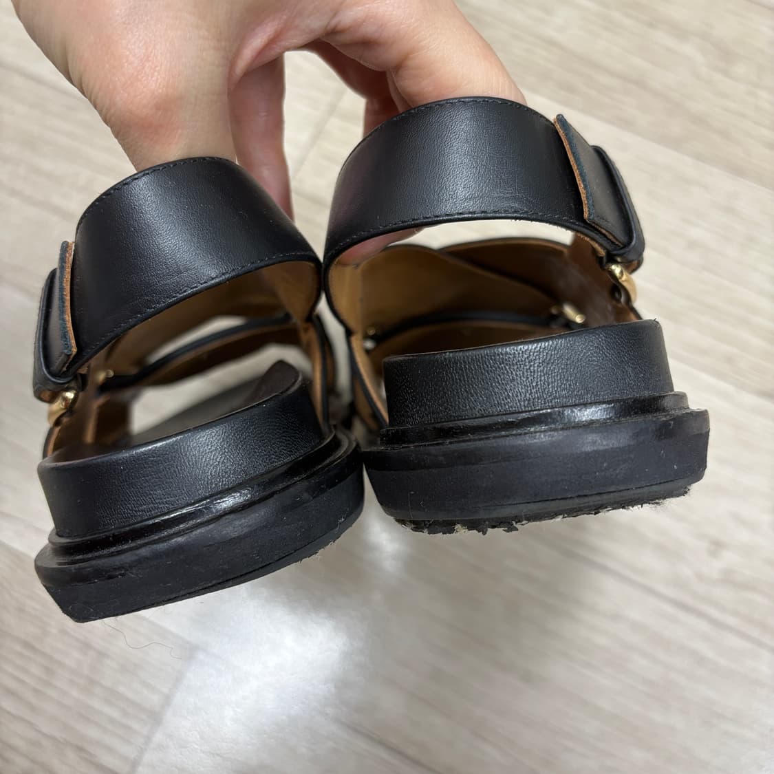 마르니 블랙 가죽 샌들 상품이미지3
